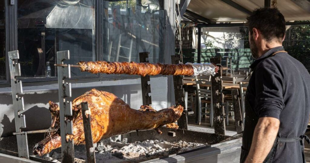 Πάσχα 2026: Σούβλα με… δόσεις και το αρνί στα ύψη – Ο οδηγός επιβίωσης για το φετινό τραπέζι!