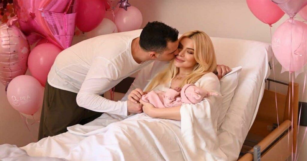 Κατερίνα Καινούργιου: Οι πρώτες φωτογραφίες με το μωρό και τον Παναγιώτη Κουτσουμπή – «Χάνομαι σε δάκρυα χαράς»