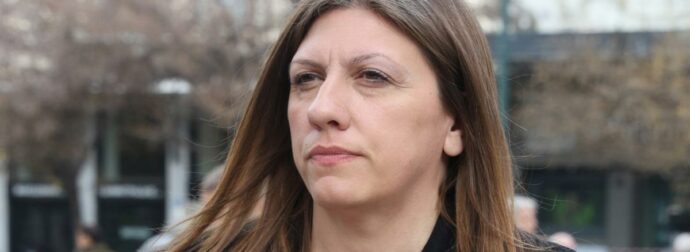 Κωνσταντοπούλου: Ουρλιάζει εκτός εαυτού στη δίκη των Τεμπών – Βίντεο μέσα από την αίθουσα