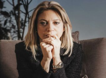 Το απόλυτο Βατερλό της Μαρίας Καρυστιανού – Γιατί την εγκαταλείπουν μαζικά οι δικοί της άνθρωποι και το κόμμα διαλύεται στα εξ ων συνετέθη!