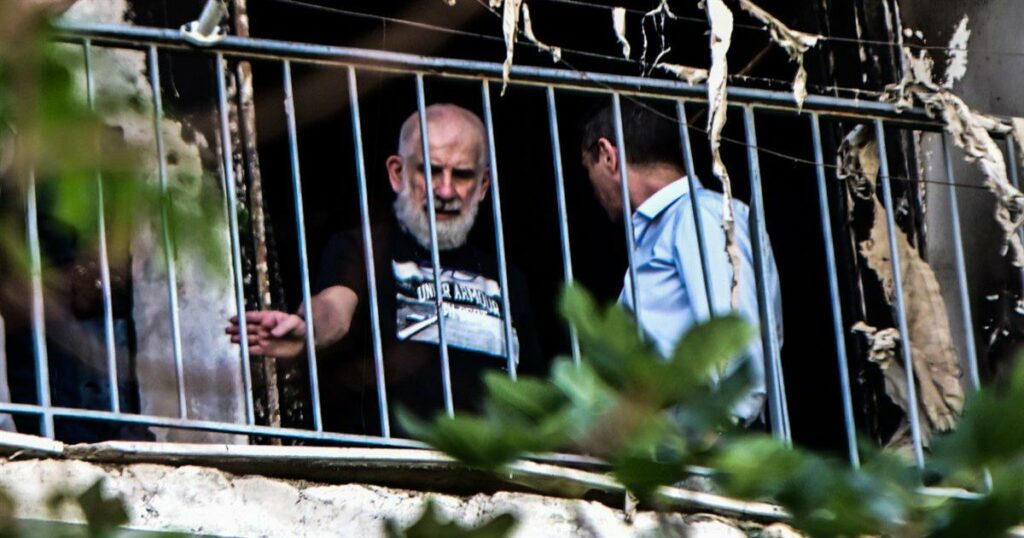 Πέτρος Φιλιππίδης: Πότε επιστρέφει στο διαμέρισμα που κάηκε – Δείτε βίντεο από το σημείο