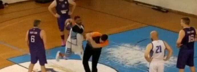 Παίκτης έριξε μπουνιά σε διαιτητή και του πέταξε την μπάλα στο κεφάλι (video)
