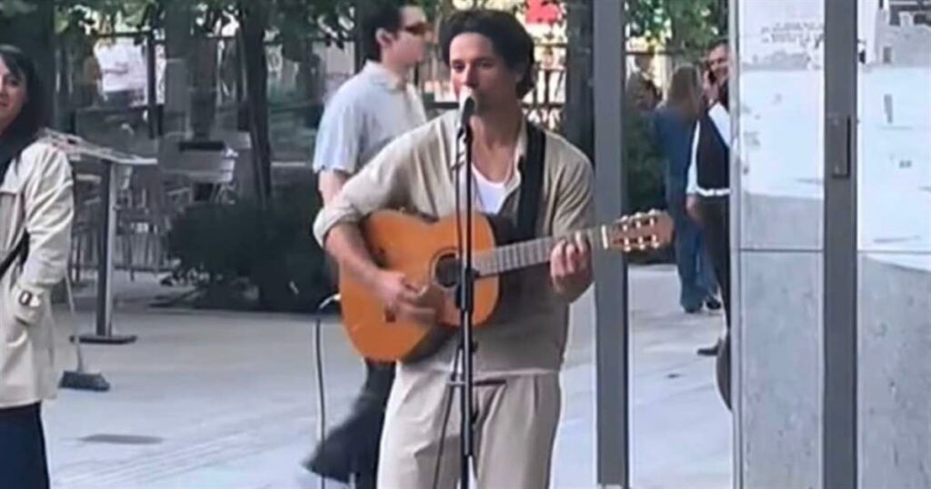 Ο Πάνος Βλάχος τραγούδησε με την κιθάρα του στην Ερμού και όλοι έμειναν άναυδοι