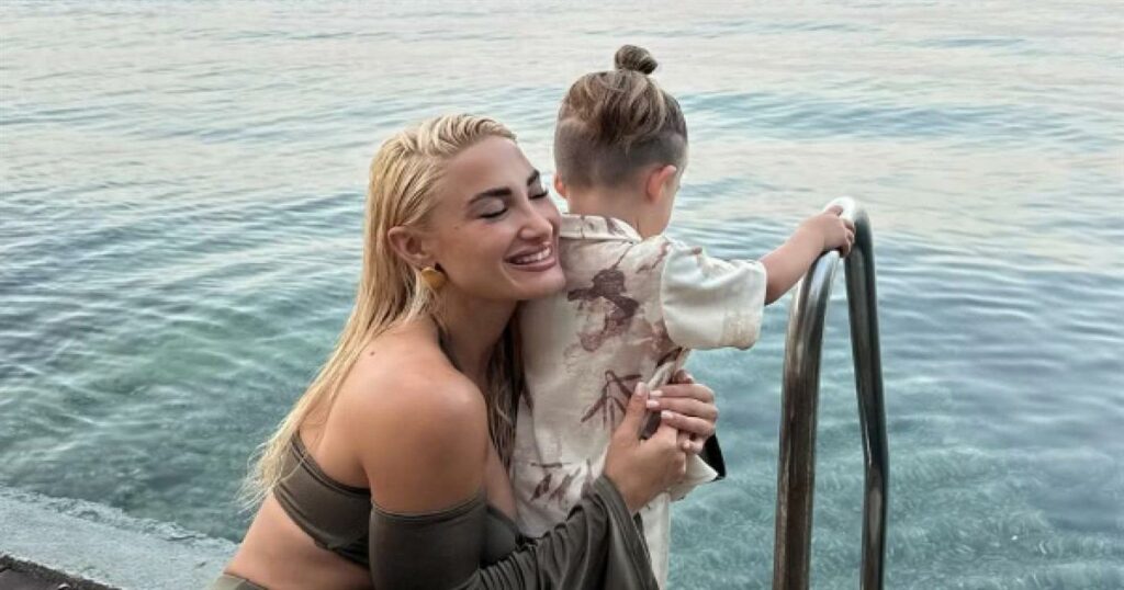 Ιωάννα Τούνη: Ο Πάρης κάνει πιλάτες μαζί της και κλέβει την παράσταση – Τα απολαυστικά βίντεο που ανέβασε