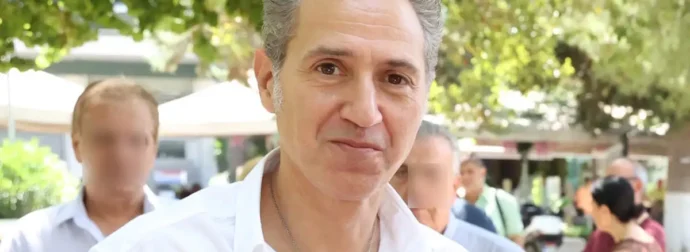 ΟΛΗ Η ΕΛΛΑΔΑ ΔΙΠΛΑ ΤΟΥ – ΜΟΛΙΣ ΕΓΙΝΕ ΓΝΩΣΤΗ Η ΚΑΤΑΣΤΑΣΗ ΤΗΣ ΥΓΕΙΑΣ ΤΟΥ ΔΗΜΗΤΡΗ ΚΟΚΟΤΑ