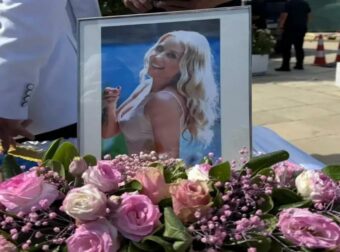 «Καλώς το λουλούδι μου»: Τα σπαρακτικά λόγια της μητέρας της Γωγώς Μαστροκώστα στην κηδεία της στο Ελληνικό###