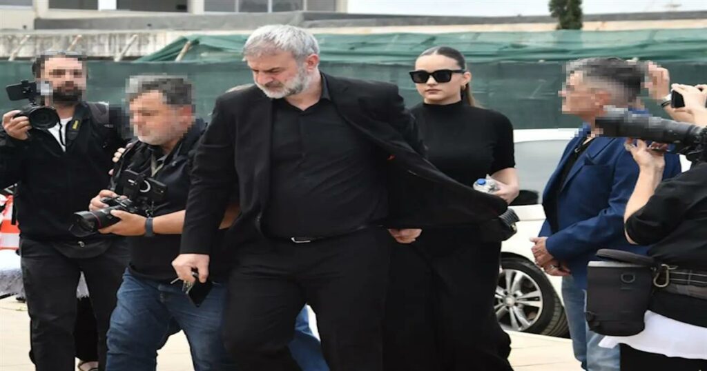 «Όπως ήθελε να μας βλέπει…»: Πιασμένος χέρι-χέρι με την κόρη της Βικτώρια ο Τραϊνός Δέλλας στην κηδεία της Γωγώς Μαστροκώστα###