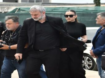«Όπως ήθελε να μας βλέπει…»: Πιασμένος χέρι-χέρι με την κόρη της Βικτώρια ο Τραϊνός Δέλλας στην κηδεία της Γωγώς Μαστροκώστα###