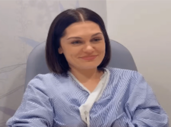 Πασίγνωστη τραγουδίστρια νίκησε τη μάχη με τον καρκίνο – «Έκλαιγα με λυγμούς για ώρες»
