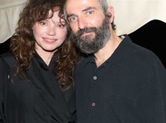 Με μακρύ μούσι και ράσα παπά: Αγνώριστος ο Άρης Σερβετάλης – Η πρώτη φωτογραφία μέσα από το Άγιον Όρος