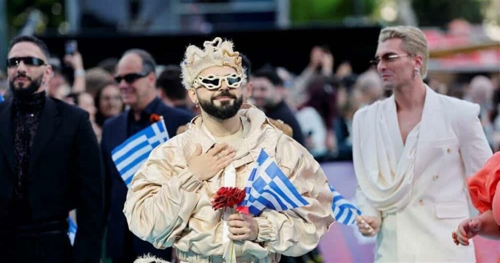 Eurovision 2026: Η εντυπωσιακή εμφάνιση του Ακύλα στο καθιερωμένο τιρκουάζ χαλί του μουσικού διαγωνισμού