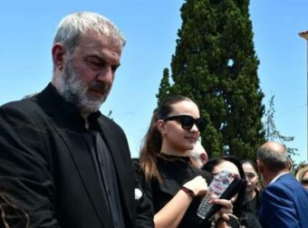 Τραϊανός Δέλλας στην κηδεία της Γωγώς Μαστροκώστα: «Στο τελευταίο κύμα σε έχασα, ξεκουράσου αγάπη μου γιατί κουράστηκες πολύ»###