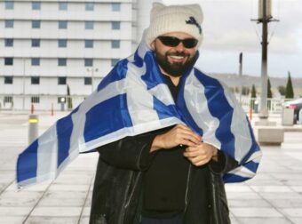 Eurovision 2026: Αναχώρησε ο Akylas για Βιέννη – Οι δηλώσεις του και τα προγνωστικά για το Ferto