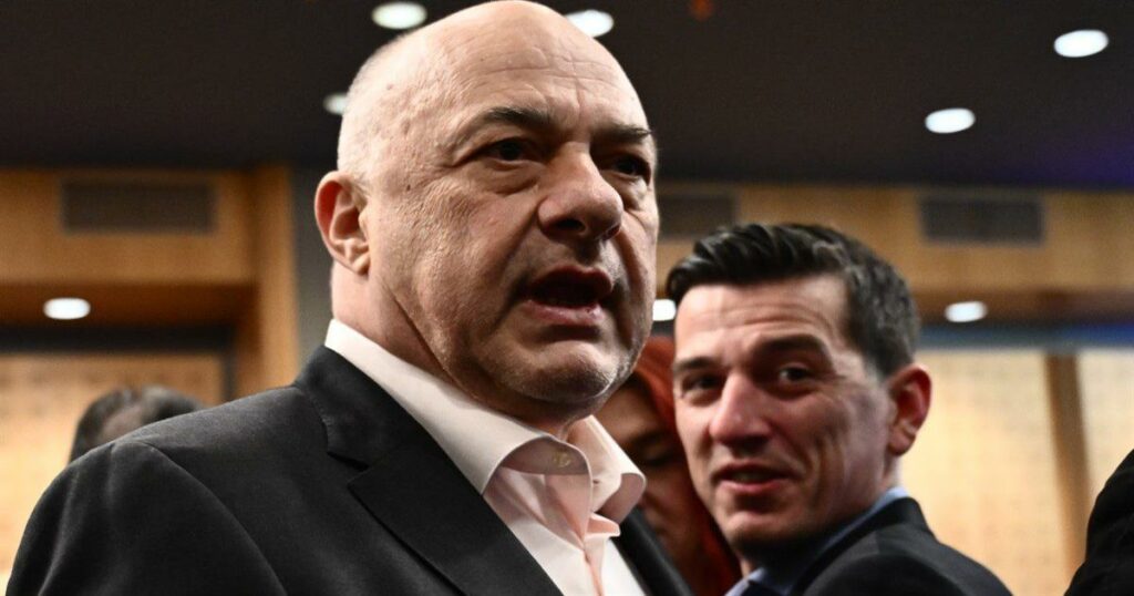 Ο Μπeος είπε για τα Τέμπη κάτι που εξόργισε τους συγγενείς! «Σβήστε τα ονόματα από το Σύνταγμα, πες τους να πάνε να κλάψουν στην Λάρισα»