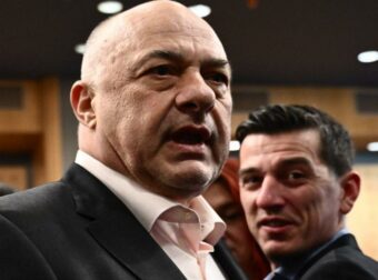 Ο Μπeος είπε για τα Τέμπη κάτι που εξόργισε τους συγγενείς! «Σβήστε τα ονόματα από το Σύνταγμα, πες τους να πάνε να κλάψουν στην Λάρισα»