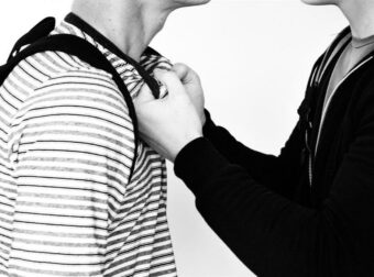 «Αντίκρισα τα παιδιά μου να αιμορραγούν» – Συγκλονίζει η μητέρα του 17χρονου με αυτισμό μετά τον άγριο ξυλοδαρμό