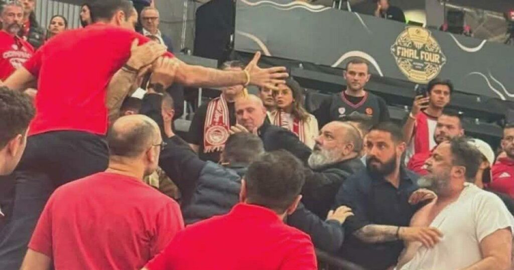 Μαρινάκης και Δημητριάδης πιάστηκαν στα χέρια πριν τον τελικό του Ολυμπιακού! Σκίστηκε η μπλούζα του προέδρου της ΠΑΕ###