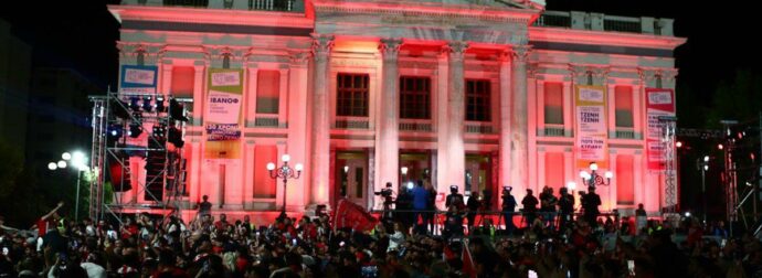 Τρελοί πανηγυρισμοί στον Πειραιά για τον Ολυμπιακό: Τα συγχαρητήρια Μητσοτάκη και Τασούλα###