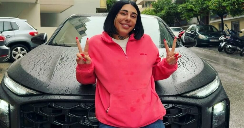 Χαμός στο Σύνταγμα με τη Super Κική και περιπτερά: Την έβριζε χυδαία (Βίντεο)