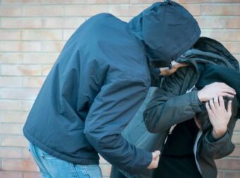 Νέα Φιλαδέλφεια: 25χρονος επιτέθηκε σε 17χρονο μαθητή με αυτισμό – Στο νοσοκομείο με κάταγμα στη γνάθο