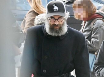 Με μακρύ μούσι και ράσα παπά: Αγνώριστος ο Άρης Σερβετάλης  – Η πρώτη φωτογραφία μέσα από το Άγιον Όρος
