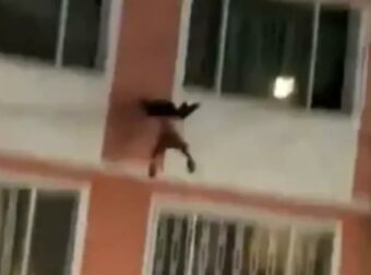 Στιγμές τρόμου: Αγοράκι 2 ετών πέφτει από το μπαλκόνι 4ου ορόφου – Ο πατέρας του το άφησε μόνο στο σπίτι (video)