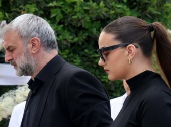 Κηδεία Μαστροκώστα: Έφτασε η κόρη της στην εκκλησία – Υποβασταζόμενη από τον πατέρα της, Τραϊανό Δέλλα###
