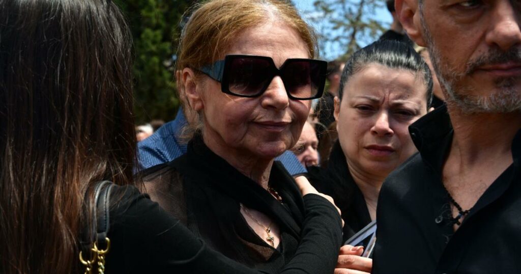 Κηδεία Μαστροκώστα: Δέος προκαλεί η εικόνα της μητέρας της – Η στιγμή που κοιτά τον ουρανό κρατώντας την φωτογραφία της###