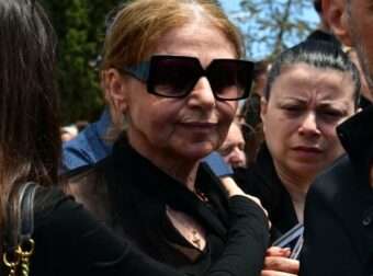 Κηδεία Μαστροκώστα: Δέος προκαλεί η εικόνα της μητέρας της – Η στιγμή που κοιτά τον ουρανό κρατώντας την φωτογραφία της###