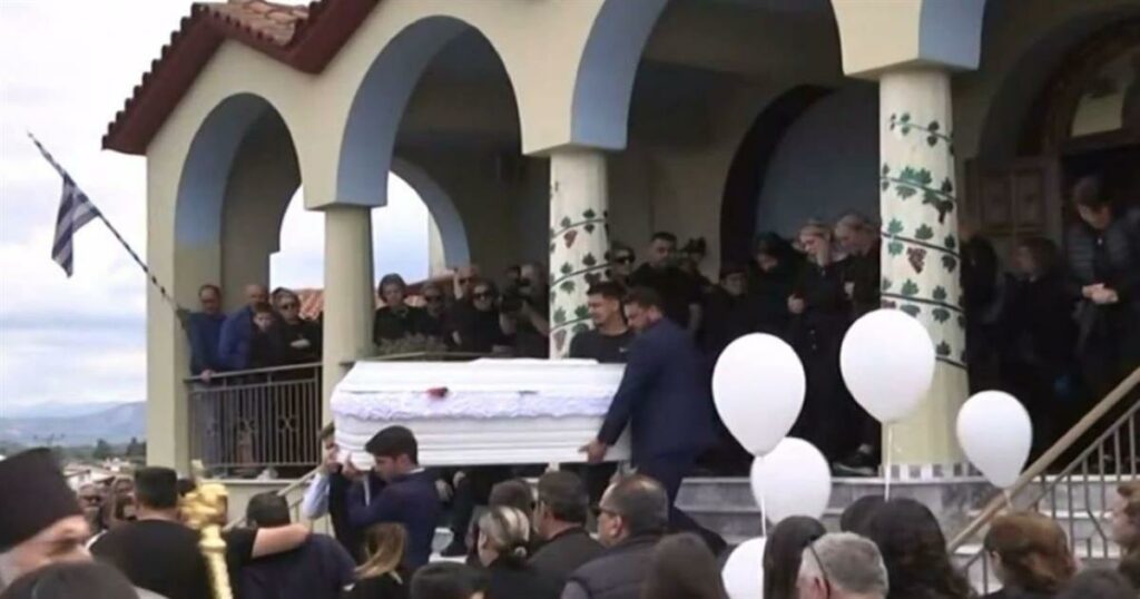 Σπαραγμός και λευκά μπαλόνια στην κηδεία του 13χρονου Κωνσταντίνου που σκοτώθηκε σε τροχαίο με πατίνι (video)