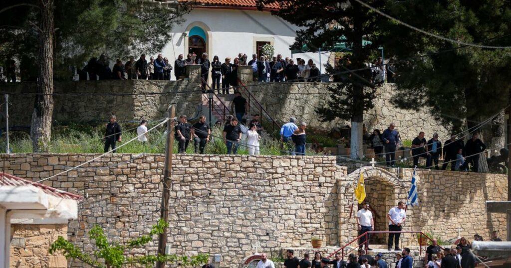 Δολοφονία στο Ηράκλειο: Ξέσπασμα οργής των συγγενών του 21χρονου στην κηδεία του – «Ήρθατε τώρα που τον σκότωσαν», φώναζαν στους αστυνομικούς