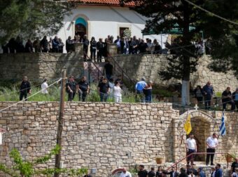 Δολοφονία στο Ηράκλειο: Ξέσπασμα οργής των συγγενών του 21χρονου στην κηδεία του – «Ήρθατε τώρα που τον σκότωσαν», φώναζαν στους αστυνομικούς