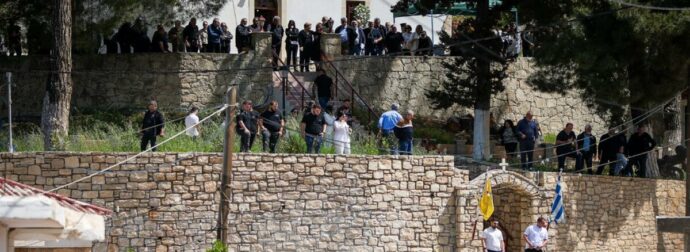 Δολοφονία στο Ηράκλειο: Ξέσπασμα οργής των συγγενών του 21χρονου στην κηδεία του – «Ήρθατε τώρα που τον σκότωσαν», φώναζαν στους αστυνομικούς