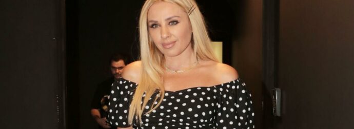 Γωγώ Μαστροκώστα: Η δύσκολη μάχη με τον καρκίνο, ο παραμυθένιος γάμος με τον Τραϊανό Δέλλα και η ξεχωριστή καριέρα