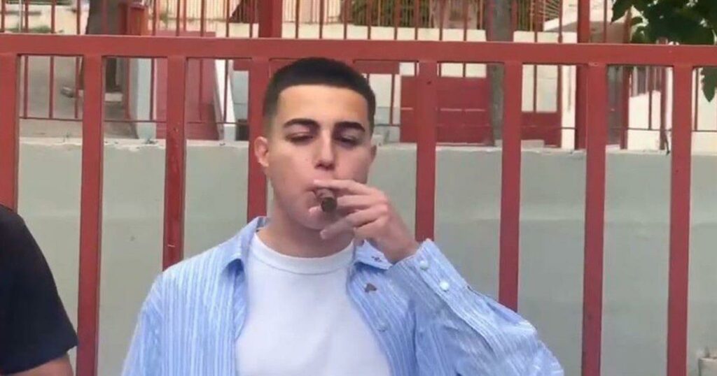 Χαβαλές στις Πανελλήνιες: Μαθητής εμφανίστηκε με πούρο – Η απίστευτη δήλωση στις κάμερες