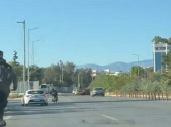 ΝΕΟ ΒΙΝΤΕΟ ΣΟΚ ΣΤΗΝ ΠΑΡΑΛΙΑΚΗ: Αναβάτης σε πατίνι παραλίγο να πέσει ενώ τρέχει με μεγάλη ταχύτητα στην αριστερή λωρίδα (video)