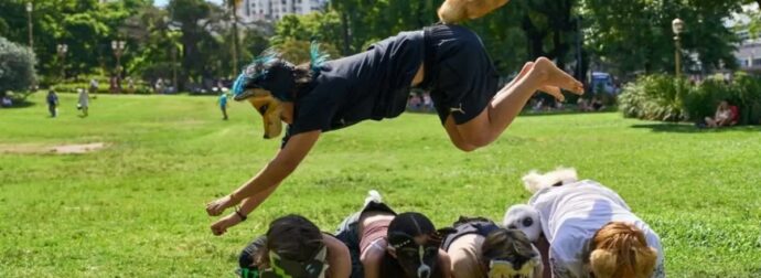 Αυτοπροσδιορίζονται ως ζώα, φοράνε ουρές, μάσκες ζώων και πάνε στον κτηνίατρο – Μουγκρίζουν και περπατούν στα τέσσερα (video)