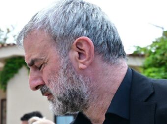 Κηδεία Μαστροκώστα: Σπαραγμός με τον επικήδειο του Δέλλα, καταχειροκροτήθηκε – Της τραγούδησε τραγούδι του Φέρρη###