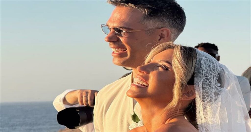 Τρελό κράξιμο έφαγαν Οικονομάκου και  Τσερέλα στον γάμο τους για την ελληνική σημαία
