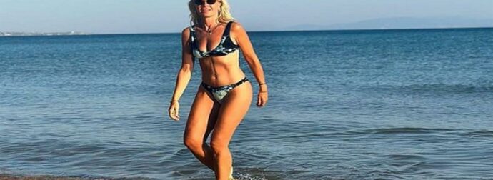 Κορμί 20άρας, ούτε μισή ρυτίδα, εντελώς… μεταμορφωμένη: Άλλος άνθρωπος η Μαρία Μπεκατώρου στα 52 της – Οι αρετουσάριστες φωτο με μαγιό και η αλλαγή