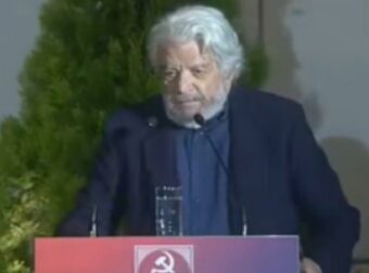 Όταν ο Άγγελος Αντωνόπουλος αποχαιρετούσε τον Κώστα Καζάκο! Ένα συγκλονιστικό σπάνιο βίντεο
