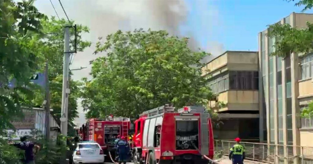 Συναγερμός στο Αιγάλεω: Μεγάλη φωτιά σε εργοστάσιο με τουριστικά είδη – Ανησυχία από τους κατοίκους