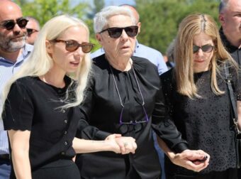 Βαρύ το κλίμα στην κηδεία του Γιώργου Σουφλιά: Υποβασταζόμενη η σύζυγός του από τις κόρες τους (Φωτογραφίες)###