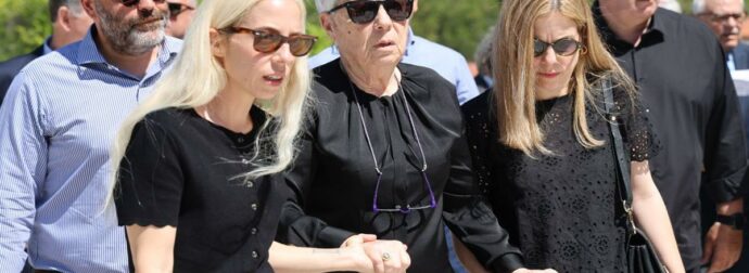 Βαρύ το κλίμα στην κηδεία του Γιώργου Σουφλιά: Υποβασταζόμενη η σύζυγός του από τις κόρες τους (Φωτογραφίες)###
