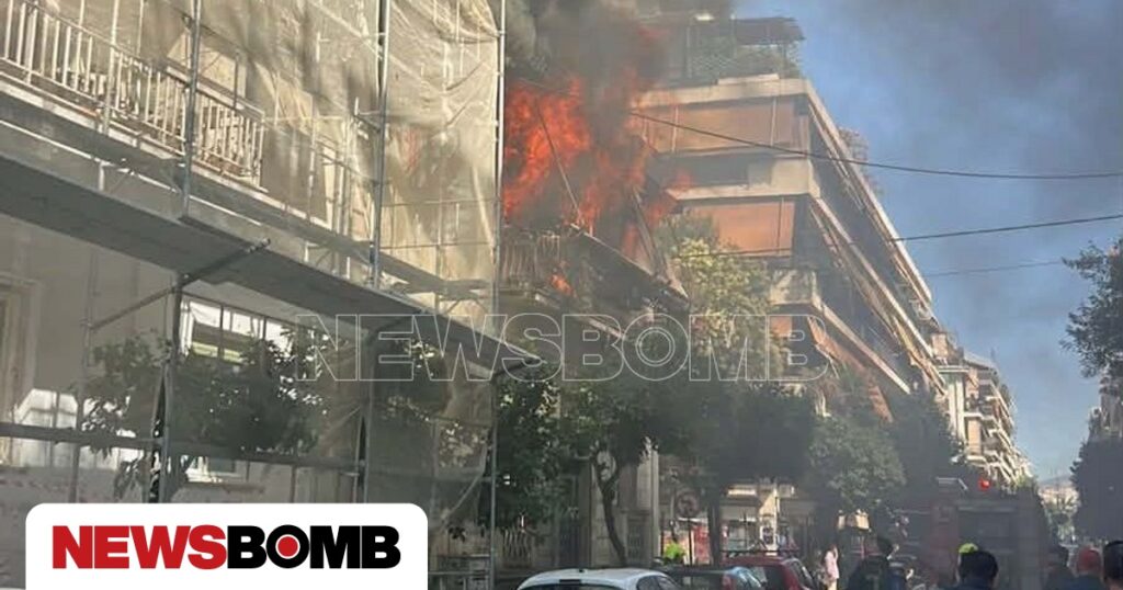 Καλλιθέα: Φωτιά σε διώροφη κατοικία – Σε εξέλιξη μεγάλη επιχείρηση της Πυροσβεστικής