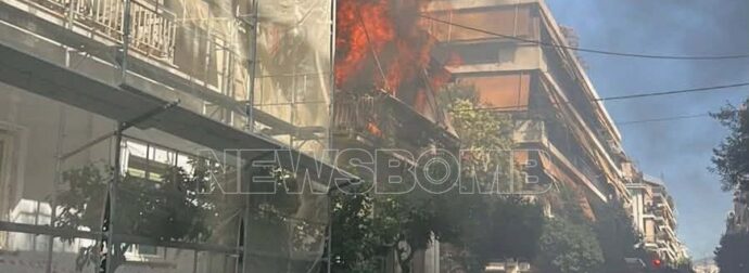 Καλλιθέα: Φωτιά σε διώροφη κατοικία – Σε εξέλιξη μεγάλη επιχείρηση της Πυροσβεστικής