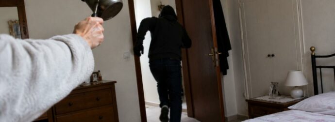 Γυναίκα ξύπνησε και βρήκε άγνωστο άνδρα πάνω από το κρεβάτι της – Τον κυνήγησε με ένα… μπρίκι!