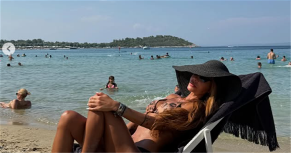 Κι όμως είναι αυτη: Πανέμορφη Ελληνίδα στα 50 της και 55 κιλά Ξεσήκωσε την παραλία με το αποκαλυπτικό μπικίνι της