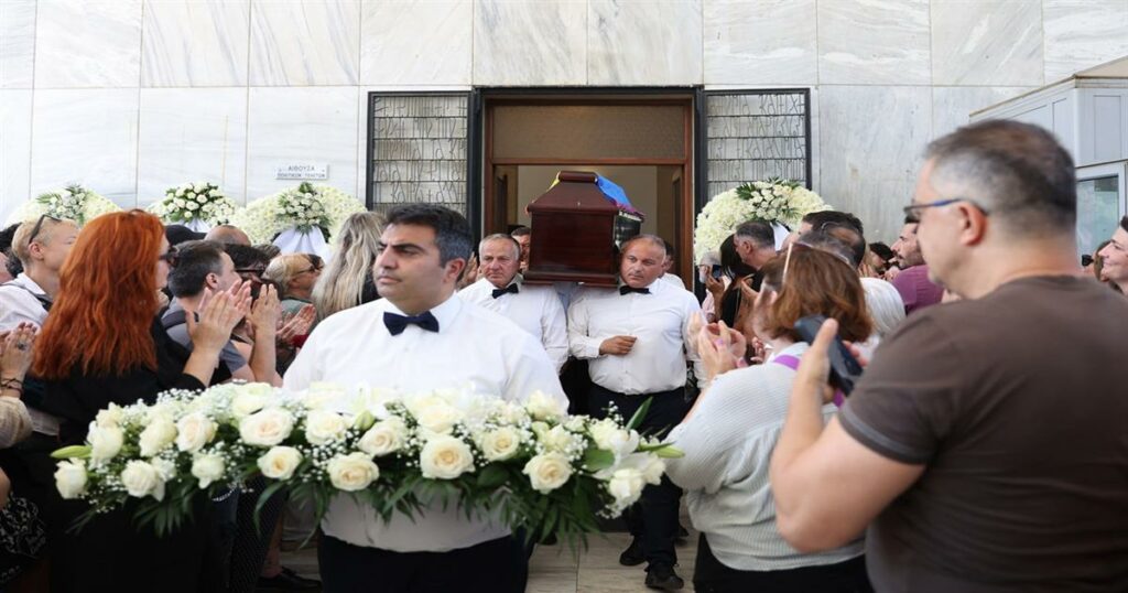 Το τελευταίο «αντίο» στην Πάολα Ρεβενιώτη – Συγκίνηση στο Α’ Νεκροταφείο για την αγωνίστρια των ανθρωπίνων δικαιωμάτων