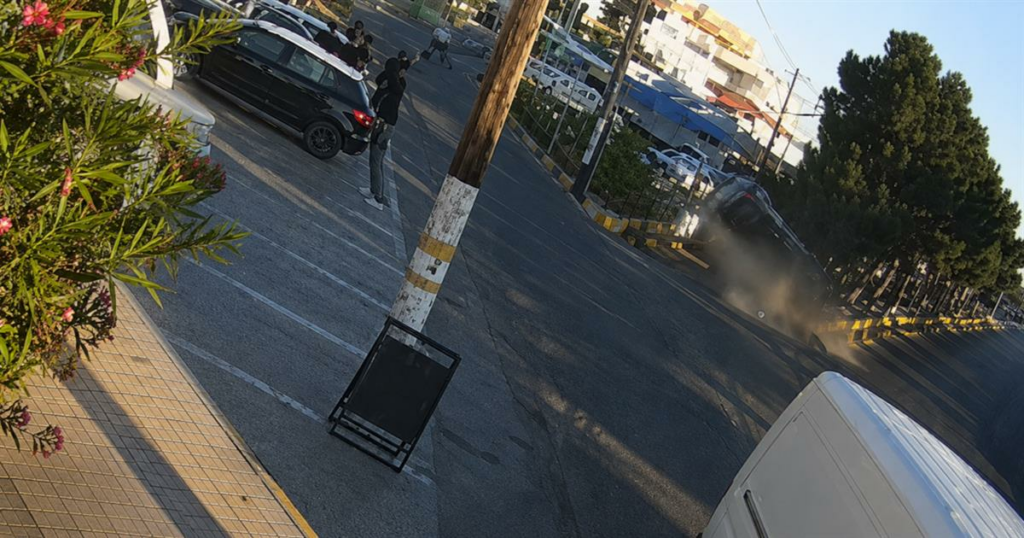 Τροχαίο στη Χερσόνησο: Καρέ-καρέ η τρελή πορεία του Ι.Χ. που αναποδογύρισε στον αέρα  – Από θαύμα δεν υπήρξαν νεκροί